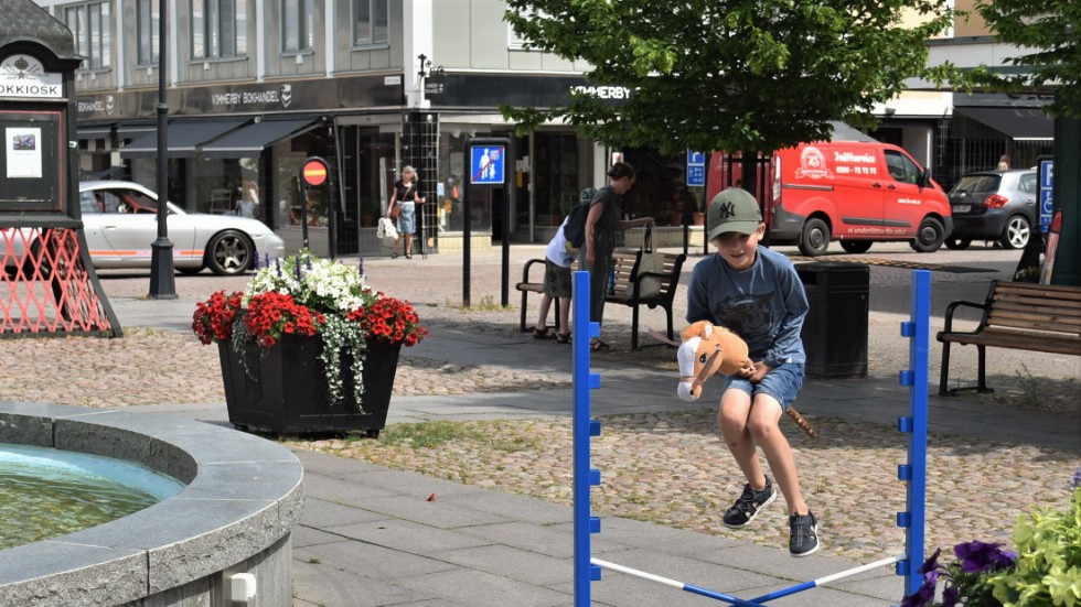 Novak Nicholson är först ut att prova nya käpphästbanan på sommartorget i Vimmerby som invigdes torsdagen före midsommar.