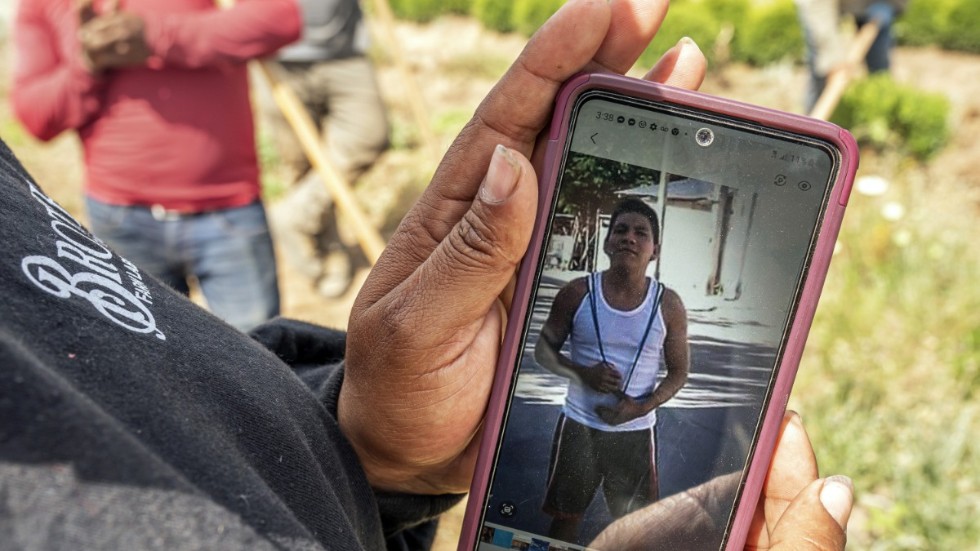 En kollega visar bild på guatemalanska migrantarbetaren Sebastian Francisco Perez som miste livet i värmeböljan i västra USA.