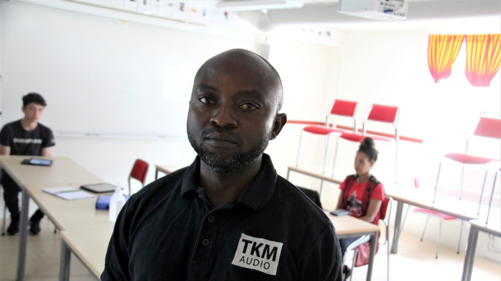 John Kabunga, som flydde från Kongo under 2020, är en av de 44 personer som hittills har deltagit i Kinda kommuns nya integrationsprojekt "Lära för att lära".
