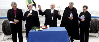 Biskopar höll ceremoni vid Estonias olycksplats