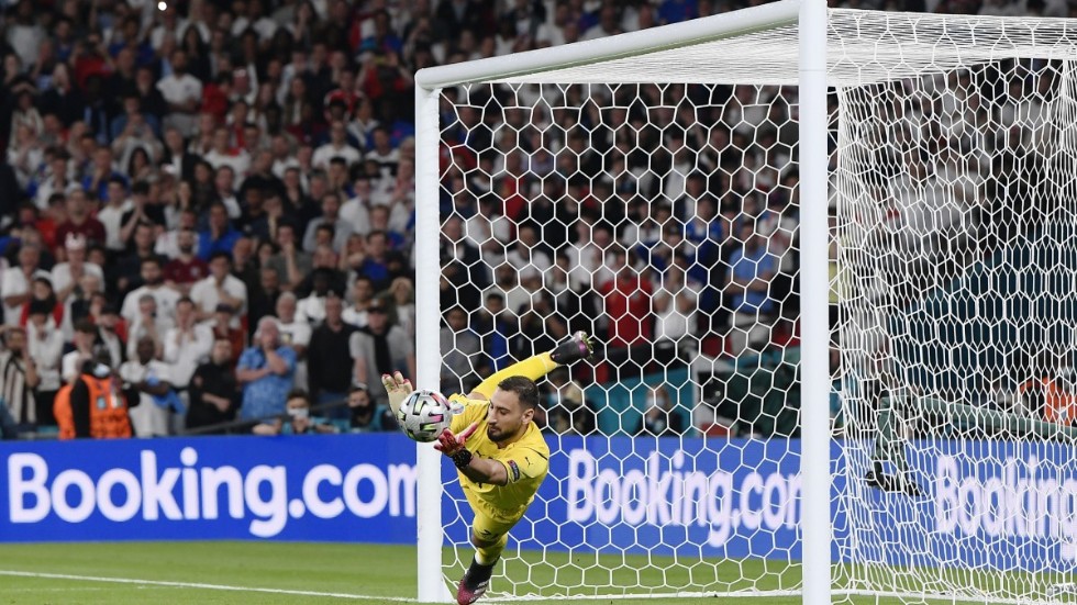 Italiens målvakt Gianluigi Donnarumma gör en räddning inför så gott som fullsatta läktare på Wembley Stadium.