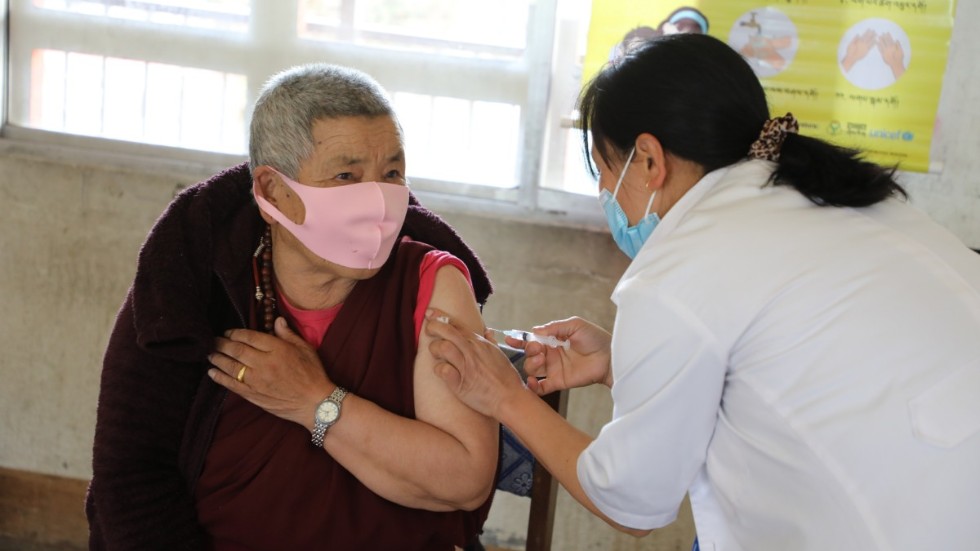 En äldre man i Bhutan får sin första dos vaccin mot covid-19. Arkivbild