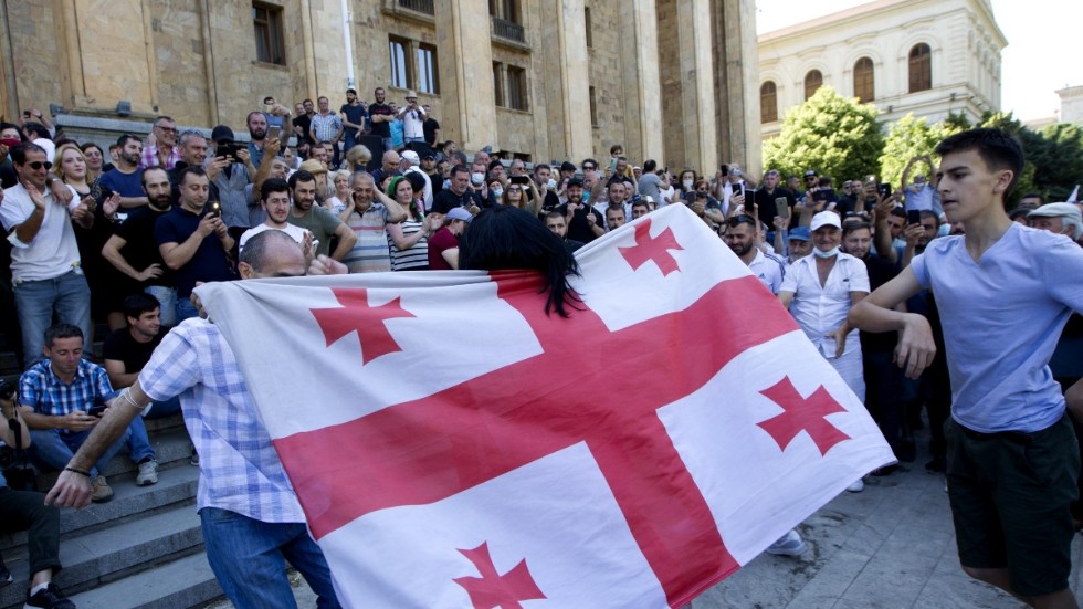 En bild från den anti-prideprotest som hölls i Tbilisi i Georgien i förra veckan, vid vilken en tv-fotograf utsattes för en svår misshandel.