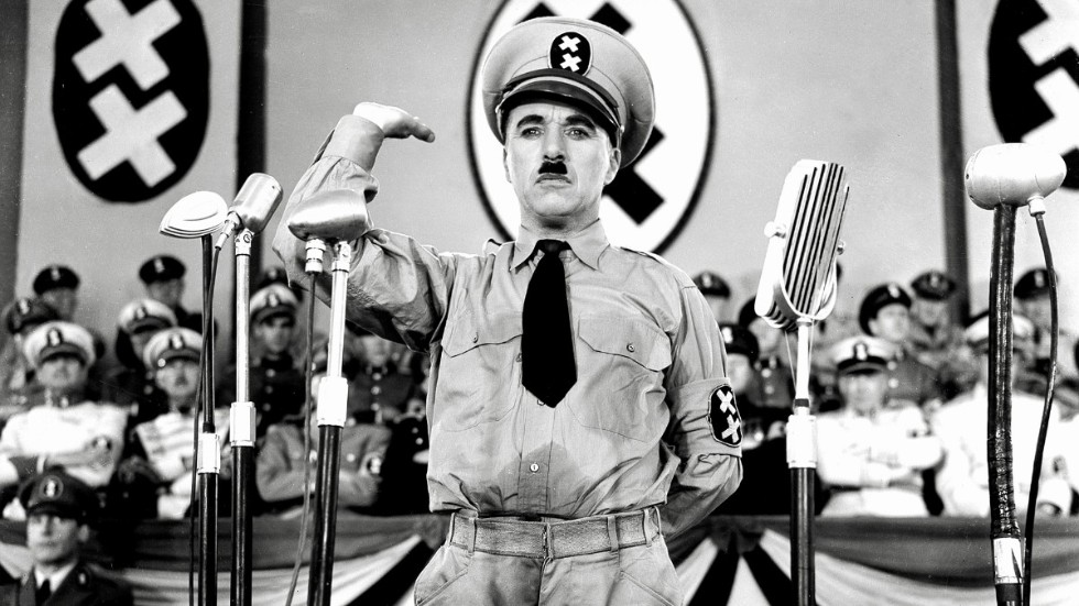 Charlie Chaplin (1889–1977) i rollen som den maktfullkomlige Adenoid Hynkel i filmen "Diktatorn". I sommar finns möjlighet att se flertalet av Chaplins långfilmer på SVT Play.