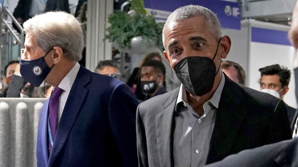 USA:s expresident Barack Obama på väg in på klimattoppmötet COP26 i Glasgow. Han har sällskap med sin tidigare utrikesminister, USA:s nuvarande klimatsändebud John Kerry.