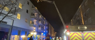 Stort pådrag efter larm om brand i byggnad i Nyfors – visade sig vara soteld
