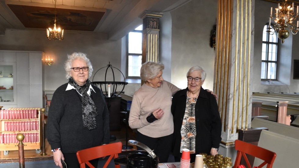 Elisabeth Bodjo, Gunnbritt Jarl och Anna Stömberg engagerar sig som kyrkvärdar. Nu hoppas de på att fler ska ansluta.