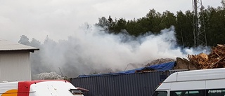 3 000 kubikmeter sopor började brinna – räddningstjänst fick hjälp av lastmaskiner