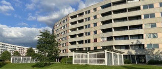 Barn föll flera våningar från bostadshus – förd till Uppsala sjukhus