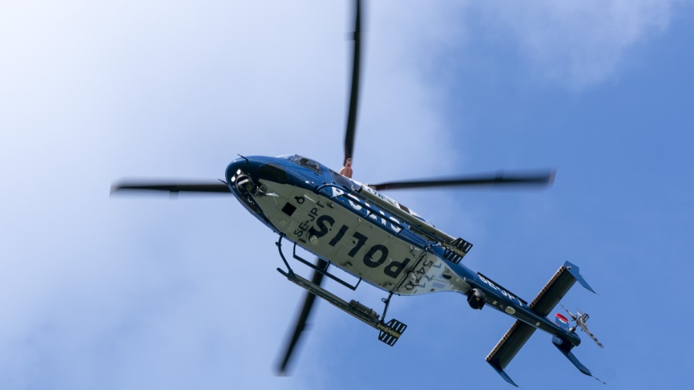 Polisen använder helikopter i jakten på en beväpnad man i Karesuandotrakten, nära gränsen mot Finland. Arkivbild.