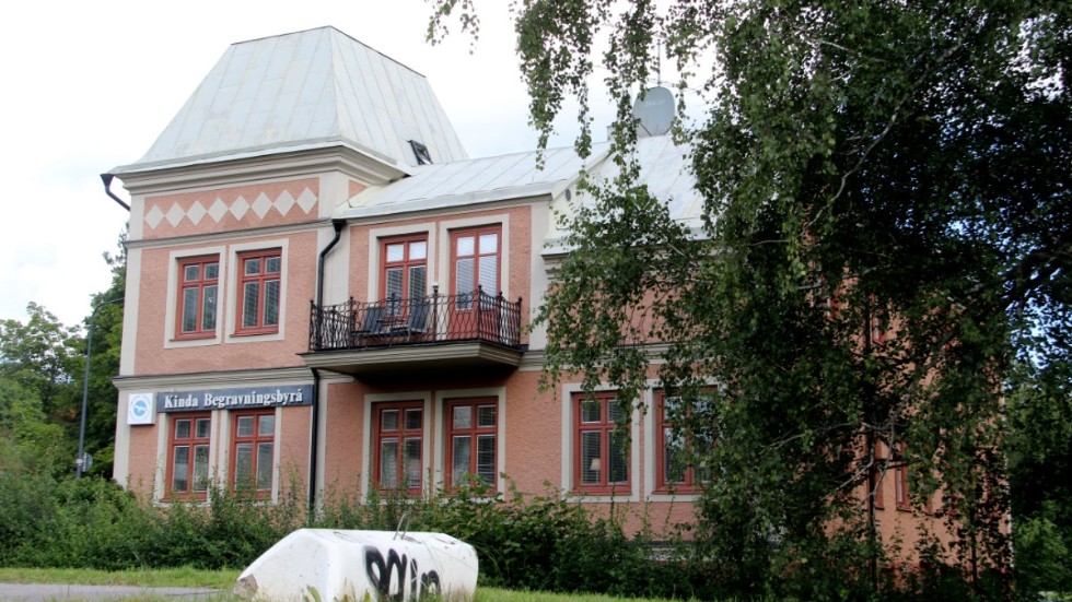 Storgatan 30 i Kisa, där Kinda Begravningsbyrå håller hus, har nu sålts. Slutpriset landade på 5,3 miljoner kronor.
