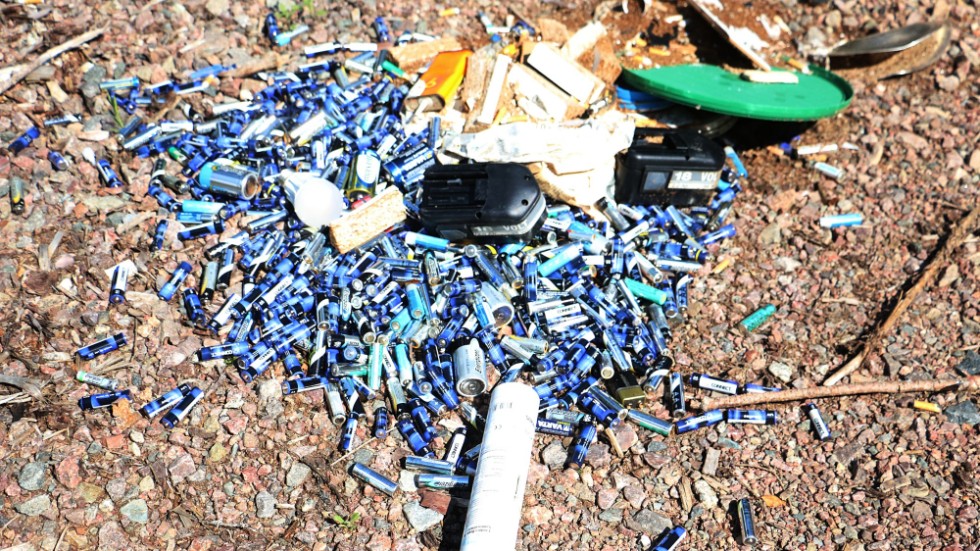 En stor mängd batterier har dumpats på en skogsbilväg vid klövdala. Det är nu polisanmält som miljöbrott.