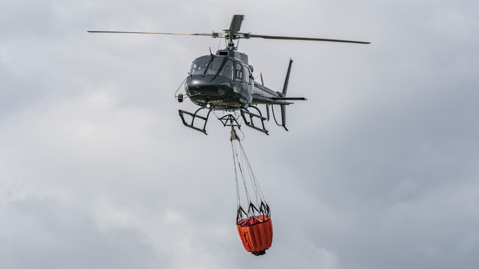 En av MSB:s helikoptrar som vanligtvis bekämpar bränder ska nu hjälpa till i kampen mot översvämningarna. Arkivbild.