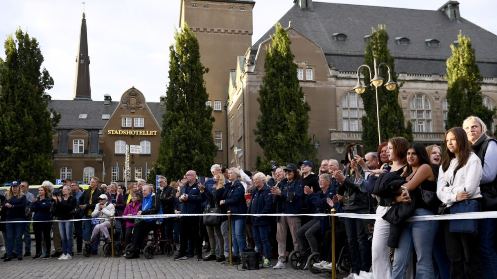 Publik när Sverigedemokraternas partiledare Jimmie Åkesson (SD) och Sverigedemokraternas Jessica Stegrud (SD) är på valturné på Stora Torget i Västerås under onsdagen.