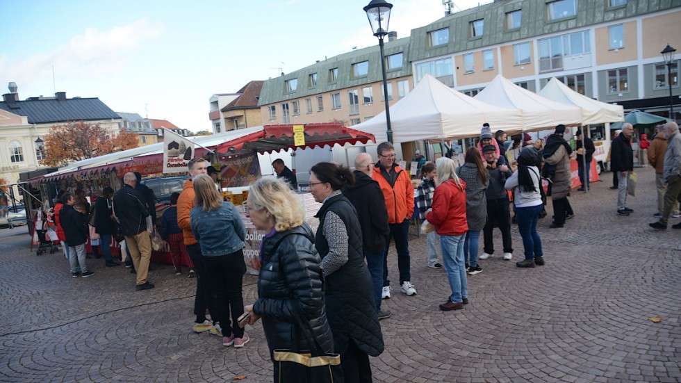 En talande bild över höstmarknaden 2022. Glest med marknadsknallar och besökare på torget i Vimmerby.