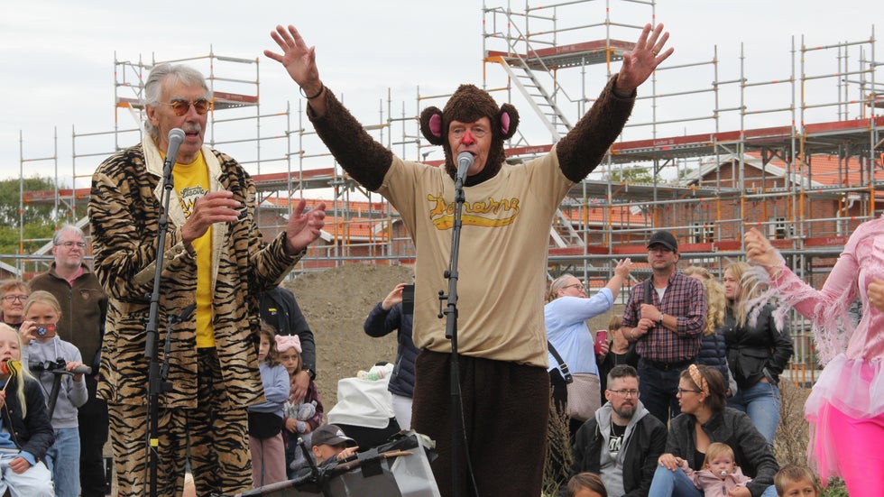 Bilkö till ny lekpark där Electric banana band spelade • 