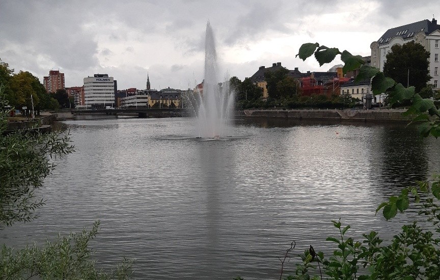 Fontänen intill Strömsholmen kostade bara under augusti 77 900 kronor att hålla igång, enligt insändarskribenten.