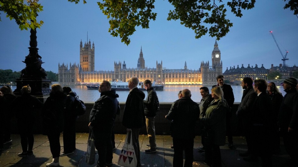 Lång kö längs Thamsen under torsdagen, här utanför Westminster.