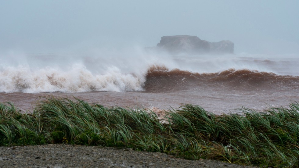 Vågor slår in vid l'Étang-du-Nord i Kanada på lördagen.