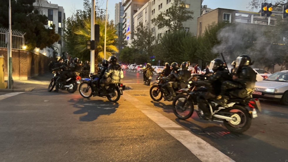 Säkerhetsstyrkor med batonger i Teheran, Iran. Bild från 19 september.