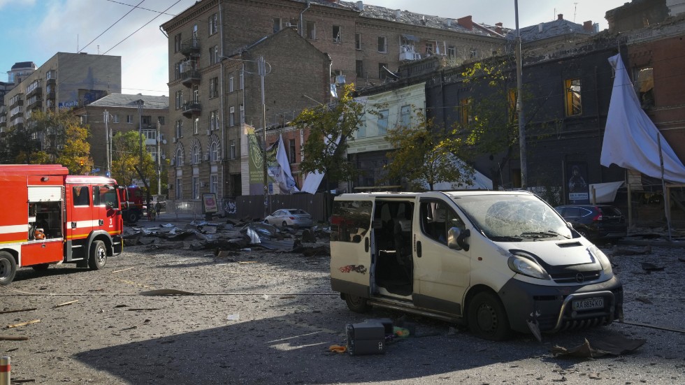 Förstörda hus och byggnader efter Rysslands angrepp mot Kiev i måndags.