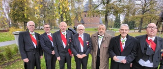 Frackklädda herrar samlades på Norra Kyrkogården