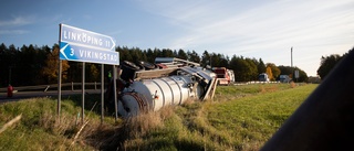 Olycka utanför Linköping – lastbil full med kiss och bajs for ner i diket