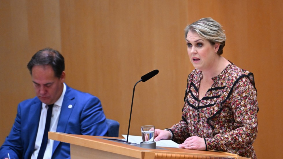 Lena Hallengren är ny gruppledare för Socialdemokraterna i riksdagen. Hon visade kort och koncist under måndagens statsministeromröstningsdebatt att hon och partiet kommer att ta sin oppositionsroll på stort allvar. Det bådar gott.