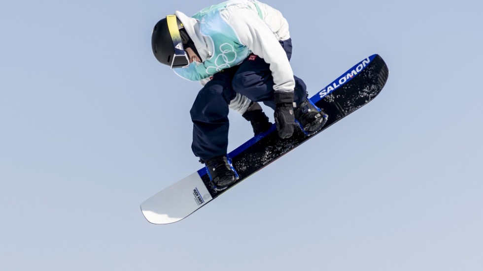 Världscuppremiären i snowboard i Chur sänds i Viaplay i helgen. Här är Sven Thorgren i farten under OS i vintras.