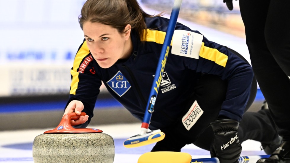 Anna Hasselborg och hennes lag förlorade mot Danmark och får sikta in sig på kvartsfinal mot Italien i hemma-VM i curling.