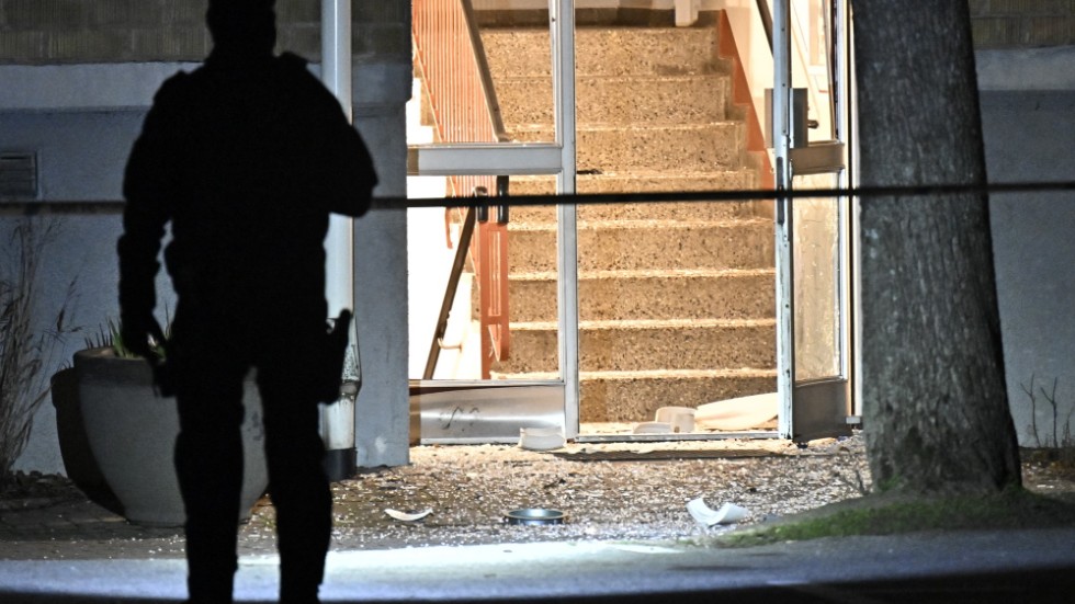 Polis på plats vid en portuppgången i Arlöv tidigt på måndagsmorgonen efter en detonation.