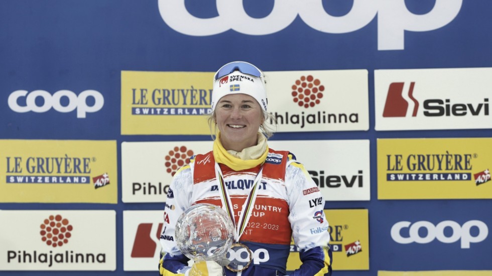 Maja Dahlqvist med pokalen för sprintcupen.
