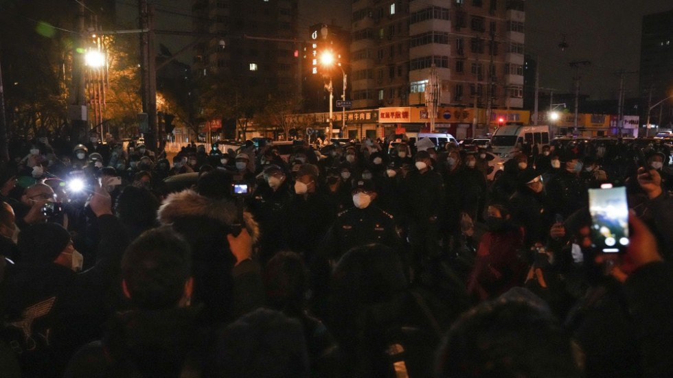 Polis och demonstranter i Peking under söndagen.