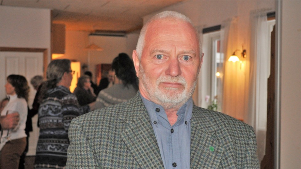 Vice ordförande i Bygdegårds distriktet, Björn Kaneback, åkte från Åtvidaberg för att dela ut Silvernålar.