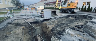 Trafiken stoppad på stora genomfarten – efter vattenläcka: "Otacksam gata att få problem på"