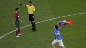 Man med regnbågsflagga stormade VM-match