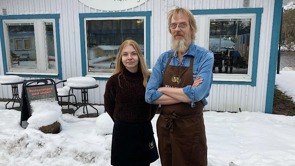 Krögaren Peter Roloff och dottern Emma Greus-Roloff vid Tättö krog, där man nu har gått in i julbordens tid.