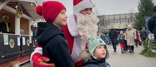 Lucia kröntes på torget – julmarknadssuccé i Enköping • Tomtefar: "Det är fantastiskt"