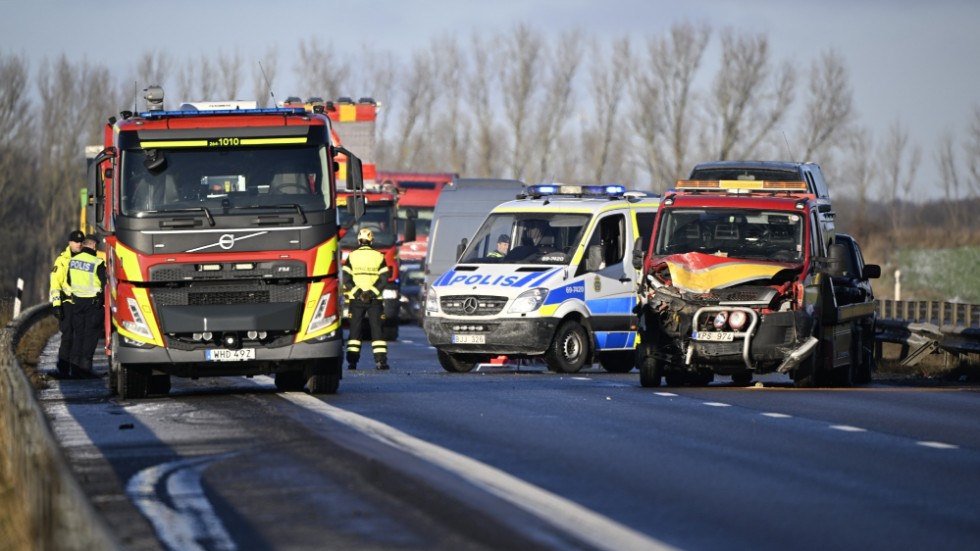 Polis och bärgare på plats på E4:an mellan Helsingborg och Landskrona efter det att ett flertal trafikolyckor inträffat på torsdagen.