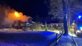 Villa norr om Motala brann ner – ägaren förd till sjukhus 