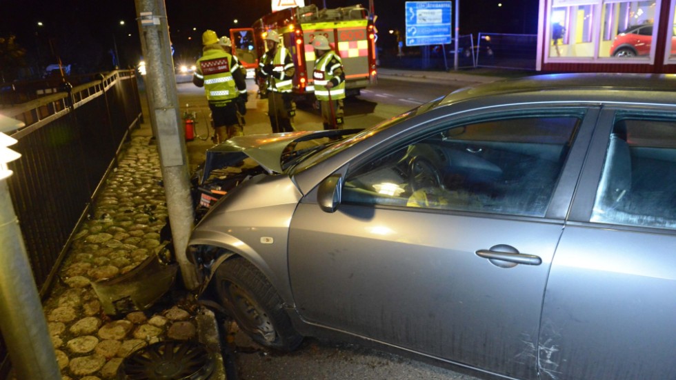 En personbil krockade med en stolpe i centrala Kisa på söndagskvällen.