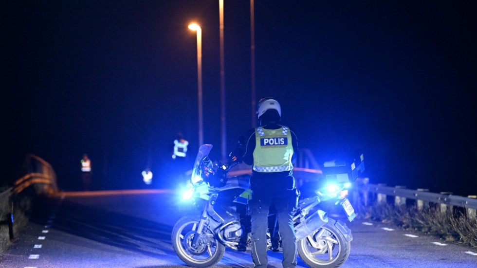 Polis på plats efter att en död person hittats i anslutning till E65 öster om Svedala under tisdagskvällen.