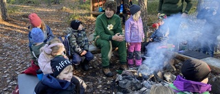 Jubilar på besök – Skogsmulle, 65, överraskade barn i Stadsskogen: "Brukar inte bli jagad"