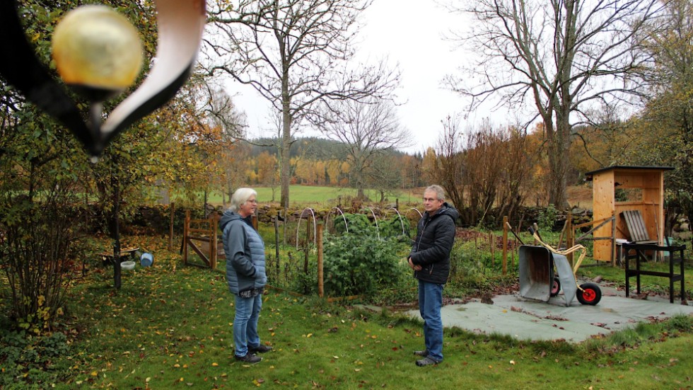 Majvor Thörn och Gunnar Karlsson är kritiska till vindkraftsplanerna öster om Målilla. Från sin trädgård i Stighult Nylund räknar de med att se några av verken.