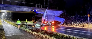 Lastbil sitter fast under viadukt – stopp i bil och tågtrafiken