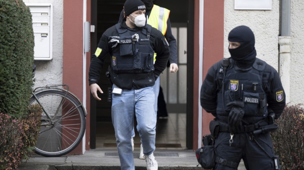 Poliser i Tyskland syns framför en genomsökt byggnad i Frankfurt i samband med den stora räden mot misstänkta högerextrema terrorister som genomfördes under onsdagen.