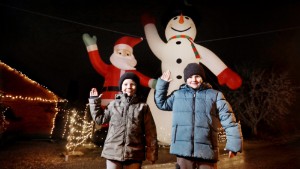 Eskilstunaborna vallfärdar till gigantisk snögubbe – är högre än ett tvåvåningshus: "Hittade ingen större" • Vilda planerna inför nästa jul