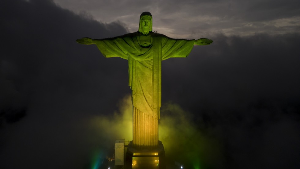 Cristo Redentor i Rio de Janeiro är upplyst i de brasilianska färgerna för att hedra den framlidne Pelé.
