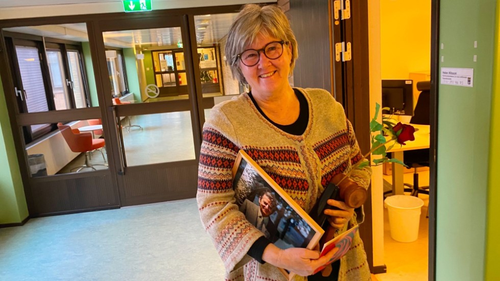 En ros, ett grattiskort hon fick när hon blev kommunalråd förra gången och en bild på Olof Palme är personliga grejer Helen Nilsson tar med sig till sitt nya rum.