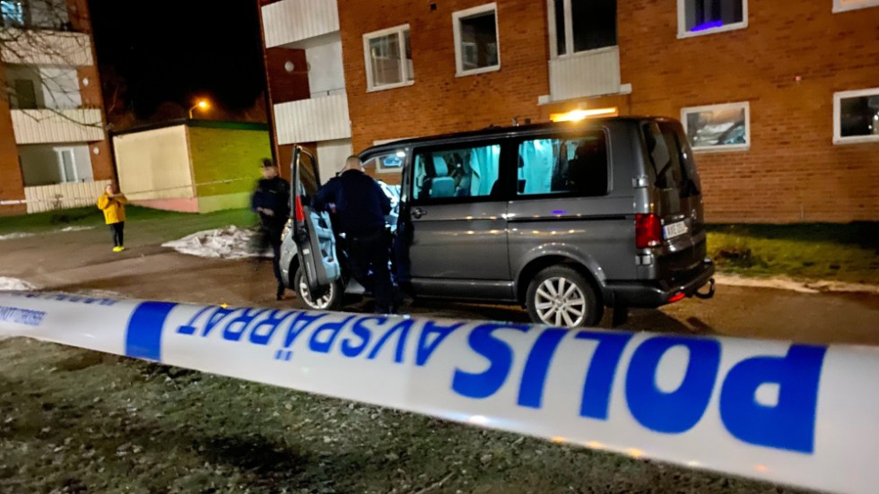 Kvällen före julafton larmades polisen till en adress i Storebro. Det slutade med en skottlossning, där en person avled.